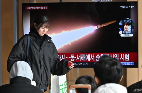 Tin tức về vụ phóng tên lửa của Triều Tiên ngày 2-2 được phát ở Seoul, Hàn Quốc - Ảnh: AFP Tin tức về vụ phóng tên lửa của Triều Tiên ngày 2-2 được phát ở Seoul, Hàn Quốc - Ảnh: AFP