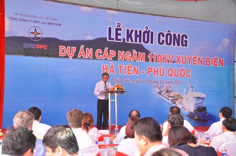 10 năm đưa điện ra đảo ngọc Phú Quốc- Ảnh 1. Tổng giám đốc EVNSPC Nguyễn Thành Duy báo cáo toàn bộ công tác triển khai thực hiện dự án cáp ngầm 110kV xuyên biển Hà Tiên - Phú Quốc tại buổi lễ khởi công dự án - Ảnh: Cty