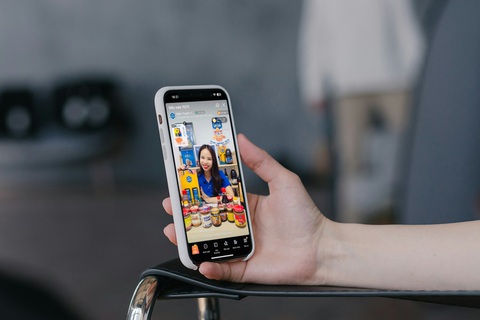 Từ sự tận dụng các lợi thế từ sàn Shopee, Mắm Lê Gia ghi nhận doanh số năm 2023 tăng trưởng 200% so với cùng kỳ năm 2022 - Ảnh: Do Mắm Lê Gia cung cấp Từ sự tận dụng các lợi thế từ sàn Shopee, Mắm Lê Gia ghi nhận doanh số năm 2023 tăng trưởng 200% so với cùng kỳ năm 2022 - Ảnh: Mắm Lê Gia cung cấp