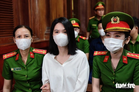 Ngọc Trinh bị áp giải đến tòa từ sáng sớm- Ảnh 1. Ngọc Trinh tại tòa - Ảnh: DUYÊN PHAN