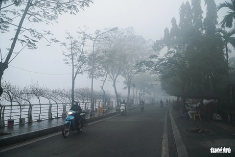 Chùm ảnh sương mù dày đặc, ở Hà Nội mà ngỡ Sa Pa, Đà Lạt- Ảnh 5. Tại khu vực đường Trích Sài, hồ Tây - Ảnh: PHẠM TUẤN