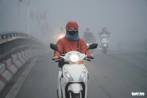 Chùm ảnh sương mù dày đặc, ở Hà Nội mà ngỡ Sa Pa, Đà Lạt- Ảnh 10. Nhiều người dân cho rằng đây là hiện tượng thời tiết chưa từng thấy - Ảnh: PHẠM TUẤN