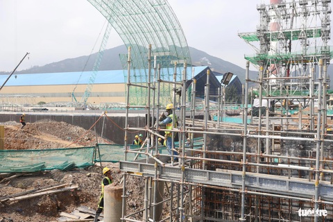 Doanh nghiệp xin khảo sát vị trí nhận chìm 3 triệu m3 vật chất nạo vét xuống biển- Ảnh 2. Công nhân làm việc tại dự án Nhà máy nhiệt điện Vũng Áng II - Ảnh: LÊ MINH
