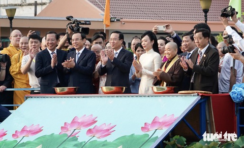 Chủ tịch nước Võ Văn Thưởng cùng phu nhân thả cá chép tiễn ông Công, ông Táo- Ảnh 1. Chủ tịch nước Võ Văn Thưởng cùng phu nhân, Bí thư Thành ủy TP.HCM Nguyễn Văn Nên, Chủ tịch UBND TP.HCM Phan Văn Mãi thực hiện nghi thức thả cá chép truyền thống nhân ngày Tết ông Công, ông Táo - Ảnh: HỮU HẠNH
