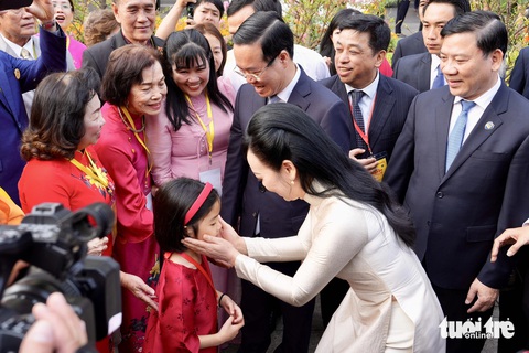 Chủ tịch nước Võ Văn Thưởng cùng phu nhân thả cá chép tiễn ông Công, ông Táo- Ảnh 4. Chủ tịch nước Võ Văn Thưởng cùng phu nhân đã dành thời gian thăm hỏi, động viên bà con kiều bào - ẢNH: HỮU HẠNH