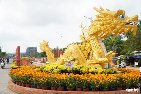 Đường gốm đỏ 600m chờ xác lập kỷ lục dài nhất Việt Nam- Ảnh 2. Linh vật Rồng dẫn đầu đường gốm đỏ - Ảnh: CHÍ HẠNH