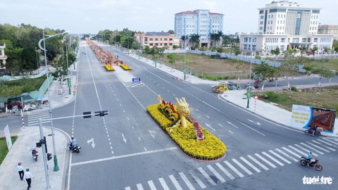 Đường gốm đỏ 600m chờ xác lập kỷ lục dài nhất Việt Nam- Ảnh 3. Đường gốm mừng xuân Giáp Thìn 2024 sẽ mang nét mới lạ, độc đáo riêng của tỉnh Vĩnh Long - Ảnh: CHÍ HẠNH