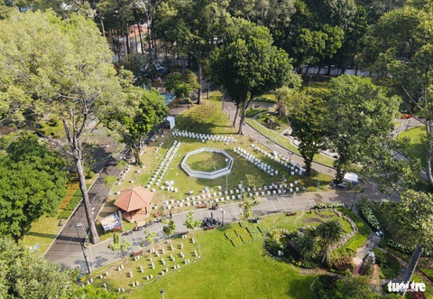 Hội hoa xuân Tao Đàn lần thứ 44: Cá chép hóa rồng, TP.HCM phồn thịnh, phát triển- Ảnh 2. Khu vực được bố trí trưng bày các kỳ hoa dị thảo - Ảnh: LÊ PHAN