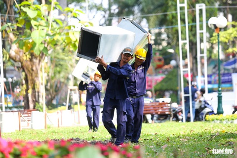 Hội hoa xuân Tao Đàn lần thứ 44: Cá chép hóa rồng, TP.HCM phồn thịnh, phát triển- Ảnh 4. Có những năm vì dịch bệnh COVID-19, ban tổ chức Hội hoa xuân đã phập phồng vì sợ gián đoạn không thể tổ chức. Vào năm 2022, UBND TP.HCM đã thống nhất không bán vé vào cổng tham quan sự kiện - Ảnh: LÊ PHAN
