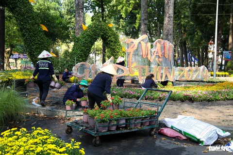 Hội hoa xuân Tao Đàn lần thứ 44: Cá chép hóa rồng, TP.HCM phồn thịnh, phát triển- Ảnh 7. Hội hoa xuân năm nay có chủ đề Xuân yêu thương - Tết sum vầy - Ảnh: LÊ PHAN
