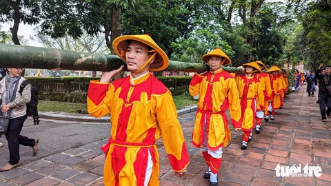 Hoàng cung Huế dựng nêu đón Tết Nguyên đán- Ảnh 1. Đoàn rước cây nêu bên trong Hoàng cung Huế sáng 2-2 - Ảnh: NHẬT LINH