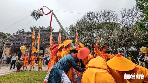 Hoàng cung Huế dựng nêu đón Tết Nguyên đán- Ảnh 4. Dựng nêu đón Tết trong hoàng cung Huế - Ảnh: NHẬT LINH