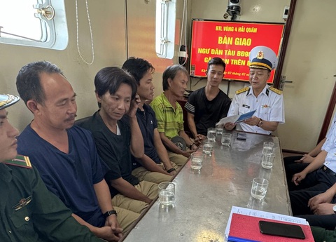 Đại tá Lương Xuân Giáp (giữa) - phó chủ nhiệm Bộ Tư lệnh Vùng 4 Hải quân - động viên 5 ngư dân được cứu nạn trở về gia đình - Ảnh: NGUYỄN NAM Đại tá Lương Xuân Giáp - phó chủ nhiệm chính trị Bộ Tư lệnh Vùng 4 hải quân - động viên 5 ngư dân được cứu nạn trở về gia đình - Ảnh: NGUYỄN NAM