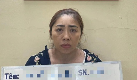 Nhóm tín dụng đen móc nối nhân viên ngân hàng cho vay, thu lợi 4,7 tỉ- Ảnh 3. Tôn Nữ Kim Khánh tại cơ quan công an - Ảnh: Công an cung cấp