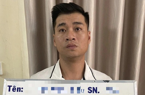 Nhóm tín dụng đen móc nối nhân viên ngân hàng cho vay, thu lợi 4,7 tỉ- Ảnh 2. Phạm Minh Châu tại cơ quan công an - Ảnh: Công an cung cấp
