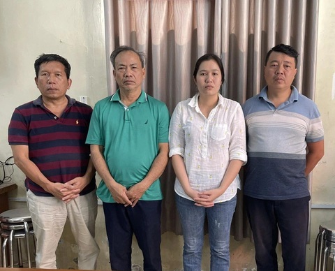 Nhóm tín dụng đen móc nối nhân viên ngân hàng cho vay, thu lợi 4,7 tỉ- Ảnh 1. Nhóm do Đặng Ngọc Ngãi cầm đầu tại cơ quan công an - Ảnh: Công an cung cấp