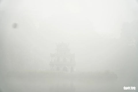Chờ 4 tiếng săn ảnh tháp Rùa trong sương mù chưa từng có tại Hà Nội- Ảnh 4. 11h trưa, tháp Rùa vẫn chìm trong sương mù - Ảnh: NGUYỄN HIỀN