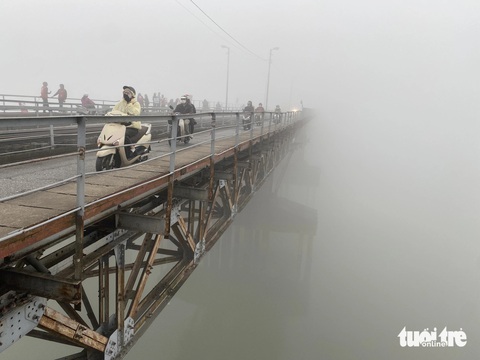 Trên cầu Long Biên tầm nhìn giảm do sương mù, dù 9h sáng nhưng xe máy vẫn phải bật đèn lưu thông - Ảnh: NGUYÊN BẢO Trên cầu Long Biên tầm nhìn giảm do sương mù, dù 9h sáng nhưng xe máy vẫn phải bật đèn lưu thông - Ảnh: NGUYÊN BẢO