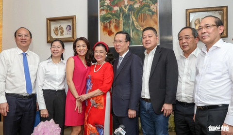 Chủ tịch nước Võ Văn Thưởng thăm, chúc Tết NSND Kim Cương, GS.BS Nguyễn Chấn Hùng- Ảnh 2. Chủ tịch nước Võ Văn Thưởng cùng lãnh đạo Văn phòng Chủ tịch nước, TP.HCM, quận Phú Nhuận chụp ảnh lưu niệm với gia đình nghệ sĩ Kim Cương - Ảnh: THẢO LÊ