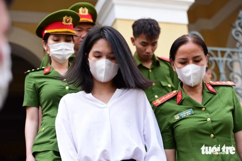 Tuyên phạt Ngọc Trinh 1 năm tù nhưng cho hưởng án treo- Ảnh 5. Ngọc Trinh sau khi kết thúc phiên tòa - Ảnh: DUYÊN PHAN