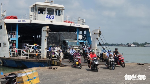 37 phà An Giang chuẩn bị sẵn sàng đưa rước khách dịp Tết 2024- Ảnh 1. Công ty Phà An Giang đã xây dựng kế hoạch 37 phà sẽ bố trí tại 9 bến phà toàn tỉnh để phục vụ đưa rước khách dịp Tết Nguyên đán Giáp Thìn 2024 - Ảnh: BỬU ĐẤU