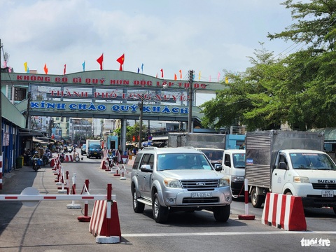37 phà An Giang chuẩn bị sẵn sàng đưa rước khách dịp Tết 2024- Ảnh 2. Dự báo sản lượng khách qua các bến phà trên địa bàn tỉnh An Giang trong dịp Tết sẽ tăng hơn 10% nhưng sẽ giảm sản lượng cả năm khi có cầu Châu Đốc - Ảnh: BỬU ĐẤU
