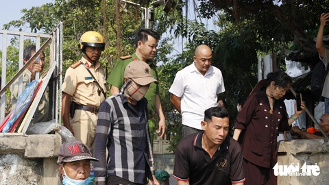 Công an túc trực 'trên bờ, dưới nước' ngày cúng ông Táo, đội xuyệt điện mất tăm- Ảnh 1. Lực lượng Công an phường 13 (quận Bình Thạnh) có mặt tại điểm thả cá tuần tra, tránh tình trạng hỗn loạn xảy ra - Ảnh: TIẾN QUỐC