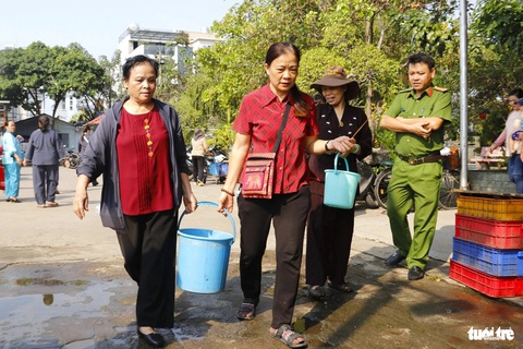 Công an túc trực 'trên bờ, dưới nước' ngày cúng ông Táo, đội xuyệt điện mất tăm- Ảnh 4. Công an phường 13 (quận Bình Thạnh) trên bờ tuần tra, kiểm soát tránh tình trạng vây bắt cá, hỗn loạn xảy ra - Ảnh: TIẾN QUỐC