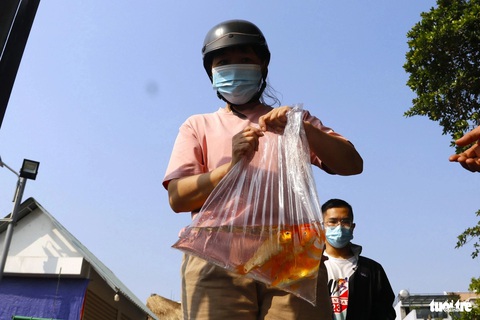 Công an túc trực 'trên bờ, dưới nước' ngày cúng ông Táo, đội xuyệt điện mất tăm- Ảnh 5. Cúng đưa ông Táo là phong tục cổ truyền của người Việt từ xưa đến nay mỗi dịp Tết đến xuân về - Ảnh: TIẾN QUỐC