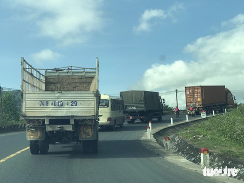 Quảng Trị xin cơ chế đặc thù cho cao tốc Cam Lộ - Lao Bảo- Ảnh 1. Quốc lộ 9 là tuyến đường độc đạo tại Quảng Trị để nối thông đông - tây - Ảnh: HOÀNG TÁO