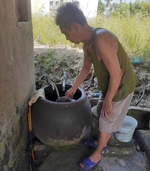 Gần Tết, cả trăm hộ dân ở Long An lao đao vì cúp nước- Ảnh 1. Lu nước của hộ dân ấp Mương Chài, xã Phước Lại cạn khô vì cúp nước trong thời gian dài - Ảnh: AN LONG