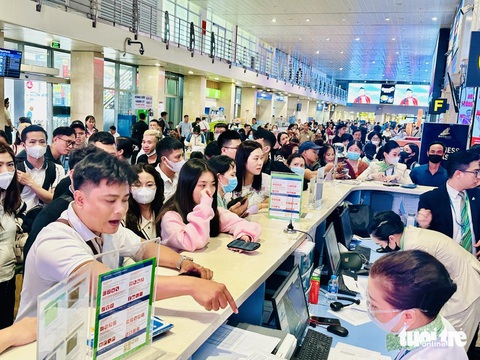 Cùng giờ mà chuyến đi sớm, chuyến delay từ sáng tới đêm, khách bay bức xúc 'đừng đổ lỗi cho trời'- Ảnh 1. Nhiều chuyến bay bị delay, khách tập trung đông ở quầy đại diện một hãng hàng không yêu cầu bồi thường và bố trí chuyến bay giải tỏa khách - Ảnh: CÔNG TRUNG