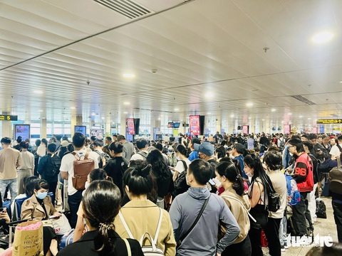 Khu vực chờ ra máy bay đông nghẹt khách. Tân Sơn Nhất tăng cường nhân sự hỗ trợ - Ảnh: C.TRUNG Khu vực chờ ra máy bay đông nghẹt khách - Ảnh: C.TRUNG