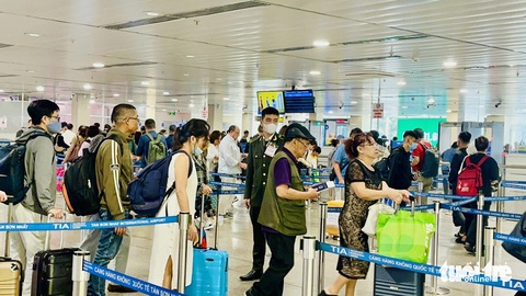 Cùng giờ mà chuyến đi sớm, chuyến delay từ sáng tới đêm, khách bay bức xúc 'đừng đổ lỗi cho trời'- Ảnh 6. Trung tâm an ninh hàng không Tân Sơn Nhất có nhiều cải thiện tốc độ di chuyển hành khách, làm thủ tục soi chiếu nhanh hơn. Theo một lãnh đạo đơn vị này, trường hợp đông khách sẽ không quá 15 phút cho khâu thủ tục an ninh - Ảnh: CÔNG TRUNG