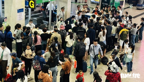 Cùng giờ mà chuyến đi sớm, chuyến delay từ sáng tới đêm, khách bay bức xúc 'đừng đổ lỗi cho trời'- Ảnh 8. Ở quầy đại diện hãng bay khá
