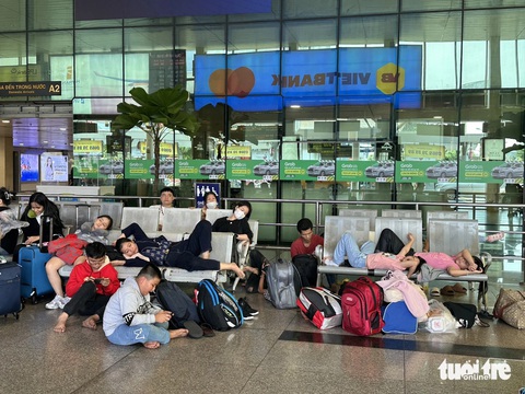 Cùng giờ mà chuyến đi sớm, chuyến delay từ sáng tới đêm, khách bay bức xúc 'đừng đổ lỗi cho trời'- Ảnh 10. Có nhiều người phải ra sảnh ga đi, trống trải hơn để ngả lưng ngủ chờ tới giờ bay mới - Ảnh: CÔNG TRUNG