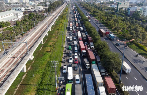 Kẹt xe đường Võ Nguyên Giáp và quanh cảng Trường Thọ cứ đến hẹn lại lên- Ảnh 1. Ùn tắc giao thông nghiêm trọng trên đường Võ Nguyên Giáp (TP Thủ Đức) từ sớm đến đầu giờ chiều 30-1 - Ảnh: CHÂU TUẤN