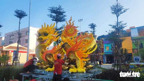 ‘Em ruột’ của rồng Quảng Trị trên đường vào Đà Nẵng đã rần rần cõi mạng- Ảnh 1. Linh vật rồng vừa được chuyển từ Quảng Trị vào công viên Nam Dương chiều 2-2 - Ảnh: LỆ THÀNH