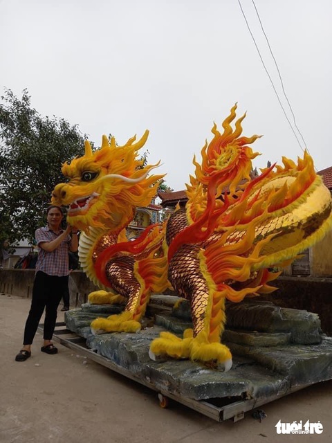 ‘Em ruột’ của rồng Quảng Trị trên đường vào Đà Nẵng đã rần rần cõi mạng- Ảnh 2. Người dân tranh thủ check-in với tượng rồng trên đường vào Đà Nẵng - Ảnh: FB