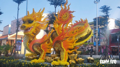 ‘Em ruột’ của rồng Quảng Trị trên đường vào Đà Nẵng đã rần rần cõi mạng- Ảnh 3. Tượng rồng này có kích thước nhỏ hơn 'người anh em' rồng Quảng Trị nhưng đôi mắt dũng mãnh và thần thái ngời ngời - Ảnh: LỆ THÀNH