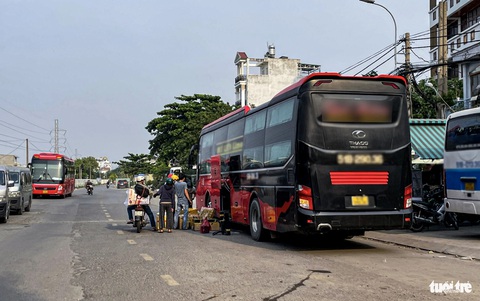 TP.HCM: Xe dù, bến cóc dập dìu, các địa phương đang ở đâu?- Ảnh 2. TP.HCM: Xe dù, bến cóc dập dìu, các địa phương đang ở đâu?- Ảnh 2.