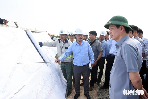 Xác định vị trí ưu tiên cần mặt bằng sớm làm cao tốc Biên Hòa - Vũng Tàu- Ảnh 1. Thứ trưởng Bộ Giao thông vận tải Lê Anh Tuấn nghe lãnh đạo ban quản lý dự án 85 báo cáo về tiến độ dự án thành phần 2 thuộc dự án cao tốc Biên Hòa - Vũng Tàu giai đoạn 1 - Ảnh: A LỘC