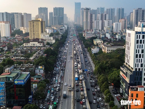Ùn tắc cả ngày, người Hà Nội chật vật đi lại dịp giáp Tết- Ảnh 1. Trong khi vành đai 4 đang xây dựng, tuyến vành đai 3 vẫn đóng vai trò là trục giao thông chính của Hà Nội. Tuyến đường hiện phải gánh lượng xe cộ gấp nhiều lần thiết kế - Ảnh: HỒNG QUANG