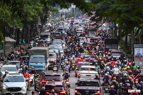 Ùn tắc cả ngày, người Hà Nội chật vật đi lại dịp giáp Tết- Ảnh 5. Đường Hoàng Minh Giám hướng về Lê Văn Lương gần như không còn chỗ trống - Ảnh: HỒNG QUANG