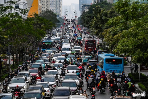 Ùn tắc cả ngày, người Hà Nội chật vật đi lại dịp giáp Tết- Ảnh 9. Cầu vượt Nguyễn Chánh - Hoàng Minh Giám trong tình trạng kẹt cứng xe cộ lúc chập tối - Ảnh: HỒNG QUANG