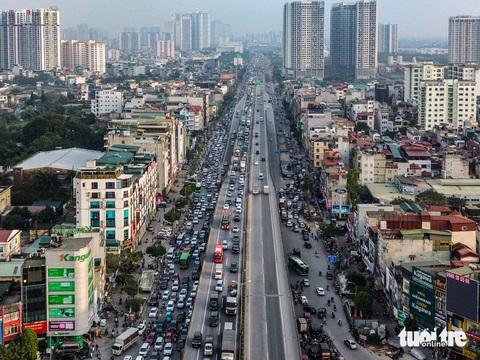 Ùn tắc cả ngày, người Hà Nội chật vật đi lại dịp giáp Tết- Ảnh 8. Các lô cốt trên đường Nguyễn Xiển thi công dang dở khiến tình trạng giao thông thêm xấu đi - Ảnh: HỒNG QUANG