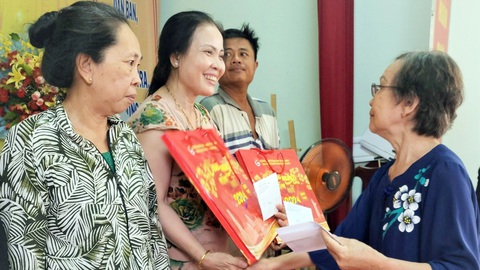 Thăm căn cứ ngày xuân- Ảnh 1. Về thăm căn cứ cũ, hỏi thăm sức khỏe và tặng nhau món quà để tỏ lòng tri ân và càng thêm gắn bó với những vùng đất ân tình - Ảnh: THÀNH ĐOÀN