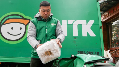 Tất bật giao hàng ngày Tết- Ảnh 2. Anh Lê Ngọc Thảo chuẩn bị giao hàng khi Tết đến gần - Ảnh: HÀ QUÂN