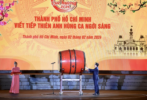 Chủ tịch nước mong kiều bào về thăm đất nước nhiều hơn, chung tay xây dựng Tổ quốc- Ảnh 3. Chủ tịch nước Võ Văn Thưởng đánh trống khai xuân - Ảnh: QUANG ĐỊNH