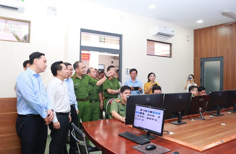 TP Thủ Đức có trung tâm giám sát hình ảnh camera, có thể truy xét khi khẩn cấp- Ảnh 1. Các đại biểu tham quan Trung tâm giám sát hình ảnh camera TP Thủ Đức - Ảnh: L.H.